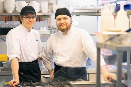 Både roligt och utmanande att studera till kock