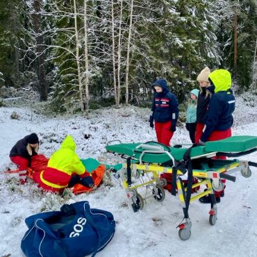 Hälsningar från akutvårdarnas casedag i Kajane med undervisningsambulansen och utrustning på plats:

”Vi har övat på att bära båren i olika miljöer och så har vi haft case om benbrott, andningssvårigheter, medvetslöshet och misshandel.”

Och de hade ju tur med vädret också! 😅🌨️☃️🚑

#yaösyerbotten #akutvårdare #utbildningenfördig