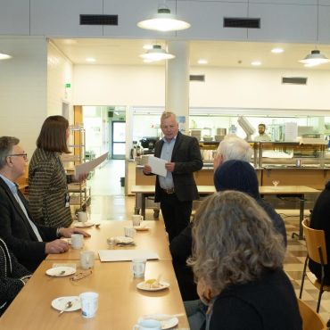 I slutet av januari avtackades Kjell som enhetschef vid enheten i Närpes och Karolina tog över rodret. Kjell har länge jobbat för YA och studerande samt personal har varit glada att få ha honom som lärare, kollega och chef. 

Tack Kjell för din insats, vi önskar dig sköna pensionärsdagar! 🤩